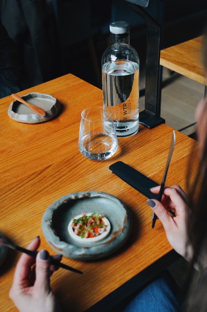 BE WTR, mise en scène gastronomique, bouteille en verre
