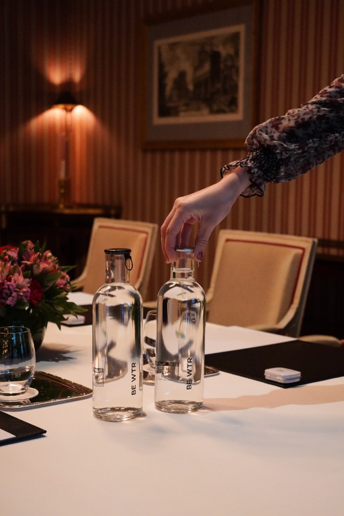 BE WTR, bouteilles en verre sur table dressée
