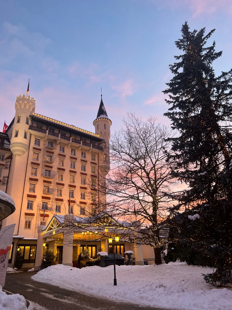 Gstaad Palace illuminé en hiver au crépuscule