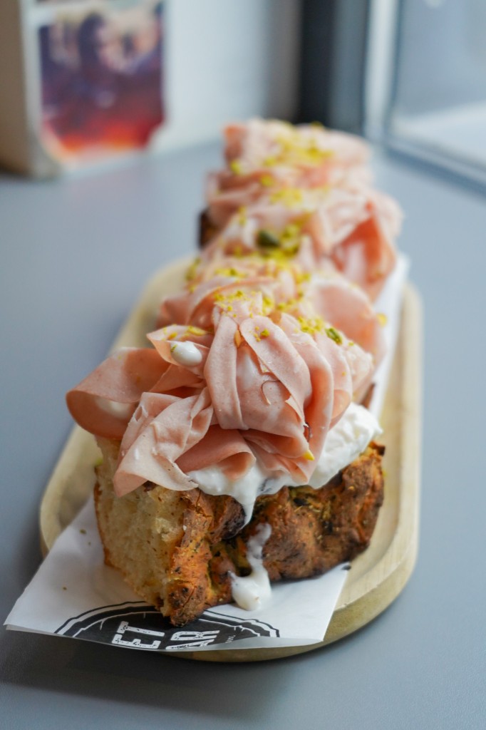 Street Cellar, focaccia mortadella et stracciatella
