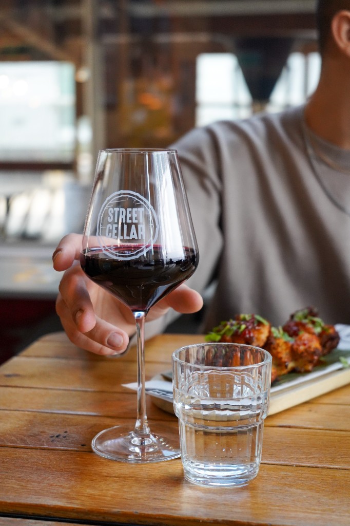 Street Cellar, verre de vin rouge au bar